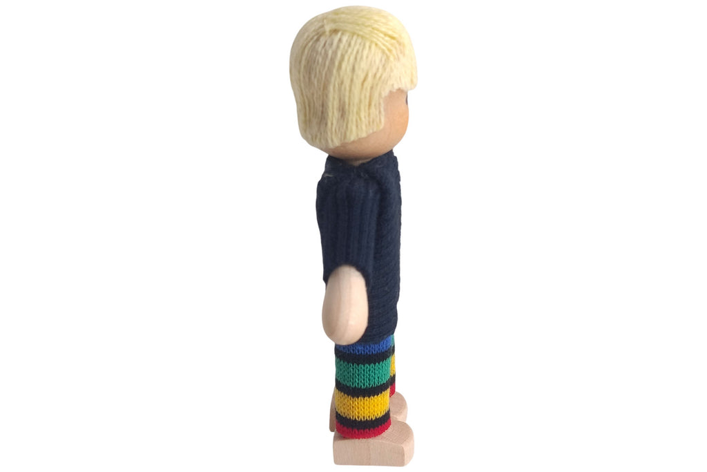 Anne Krebs Miniatur Puppe Junge, Pullover schwarz, Hose bunt, Haare blond