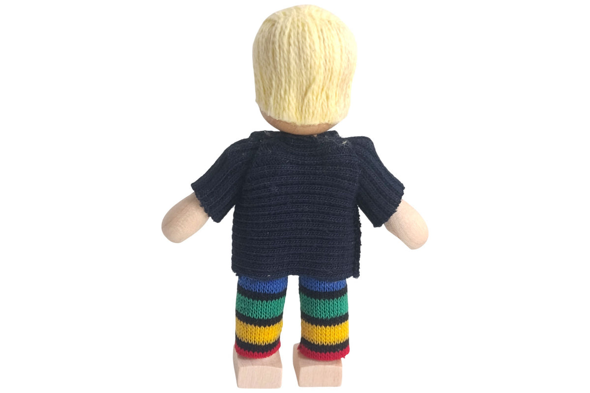 Anne Krebs Miniatur Puppe Junge, Pullover schwarz, Hose bunt, Haare blond