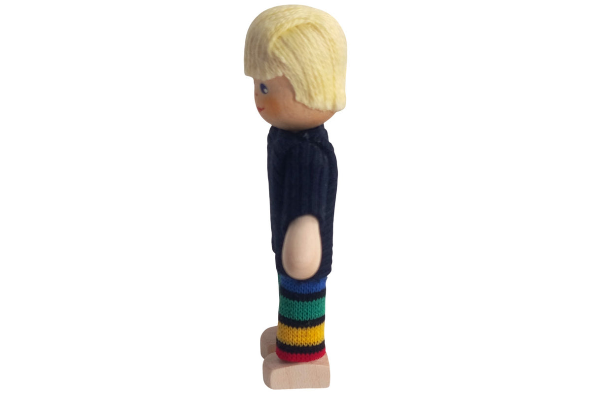 Anne Krebs Miniatur Puppe Junge, Pullover schwarz, Hose bunt, Haare blond