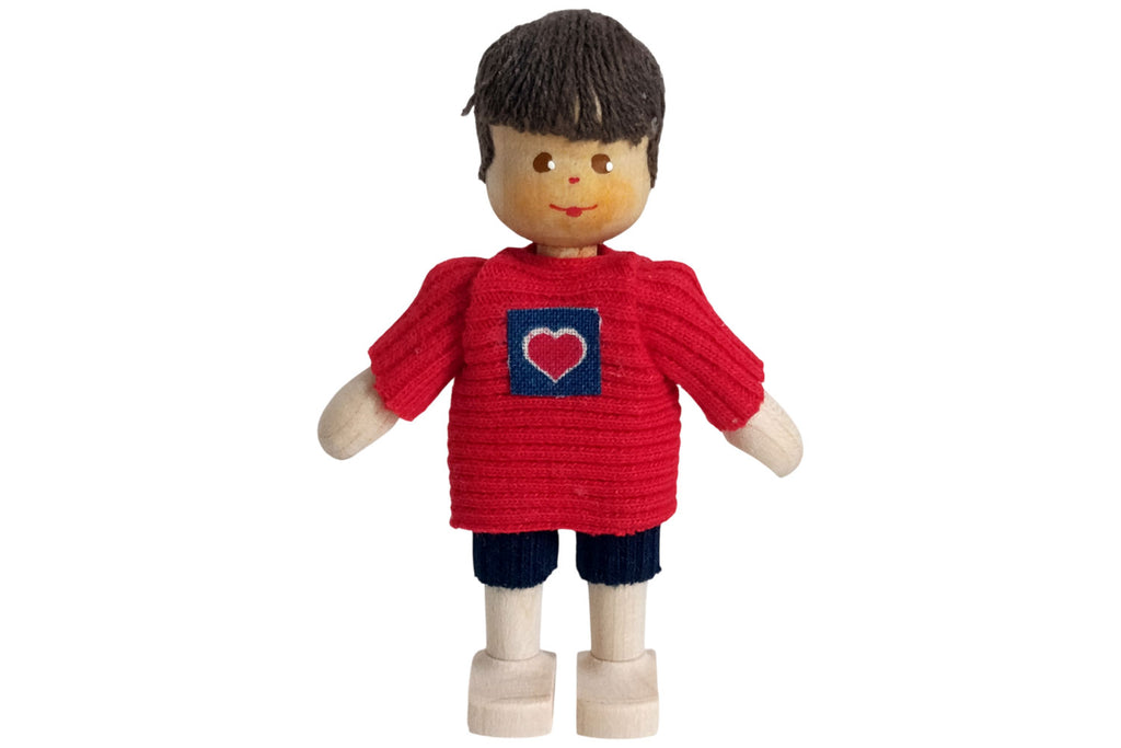 Anne Krebs Miniatur Puppe Junge, Shirt mit Herz rot, Haare braun