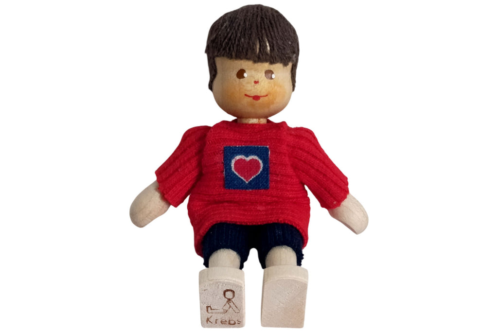 Anne Krebs Miniatur Puppe Junge, Shirt mit Herz rot, Haare braun