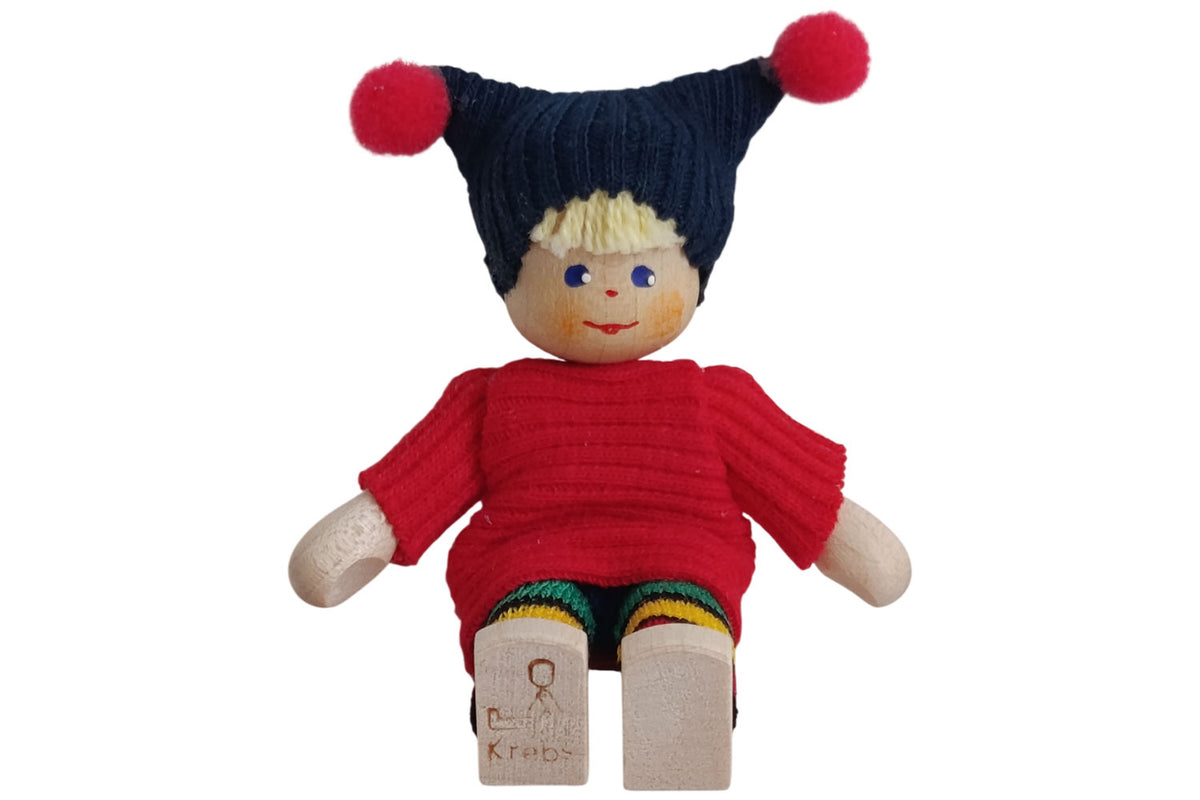 Anne Krebs Miniatur Puppe Kind Mütze blau, Pullover rot