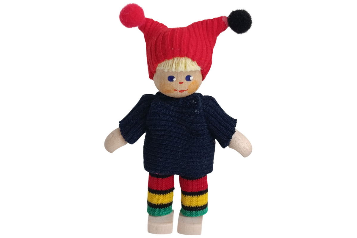 Anne Krebs Miniatur Puppe Kind Mütze rot, Pullover blau