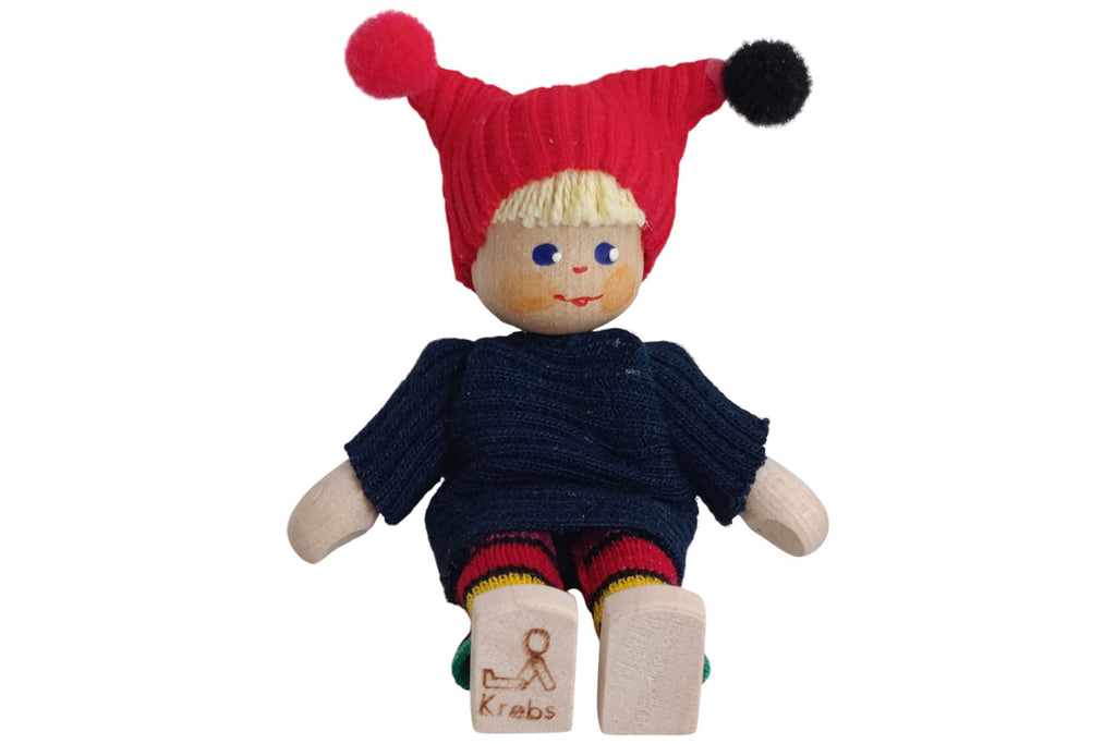 Anne Krebs Miniatur Puppe Kind Mütze rot, Pullover blau