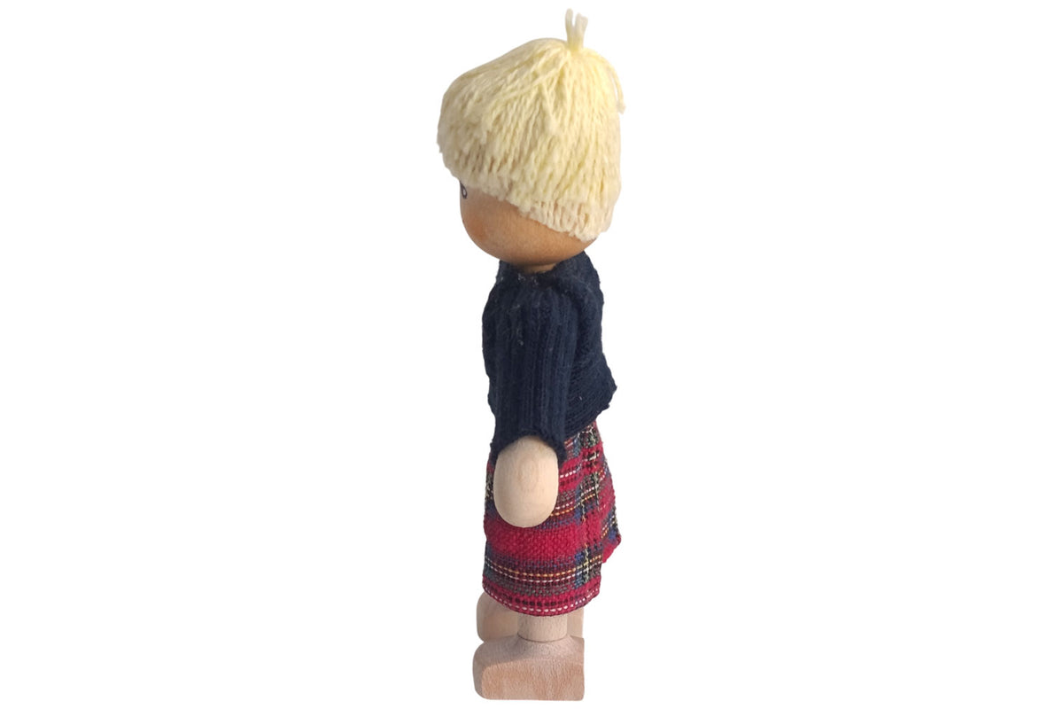 Anne Krebs Miniatur Puppe Junge, Shirt blau, Hose kariert, Haare blond