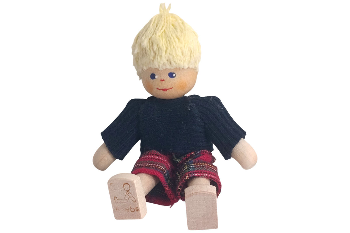 Anne Krebs Miniatur Puppe Junge, Shirt blau, Hose kariert, Haare blond
