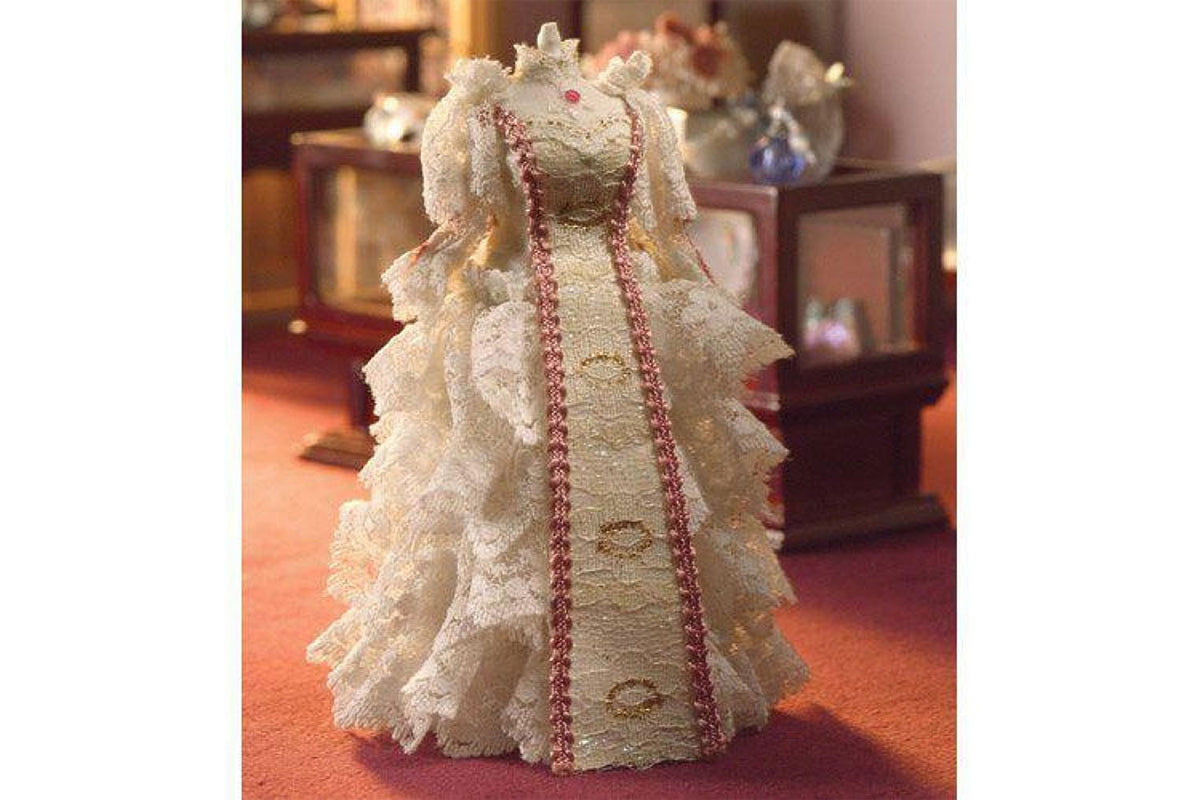 Dolls House Miniatur Brautkleid auf Mannequin