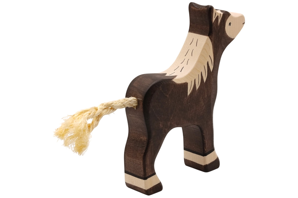 Holztiger Fohlen dunkelbraun stehend