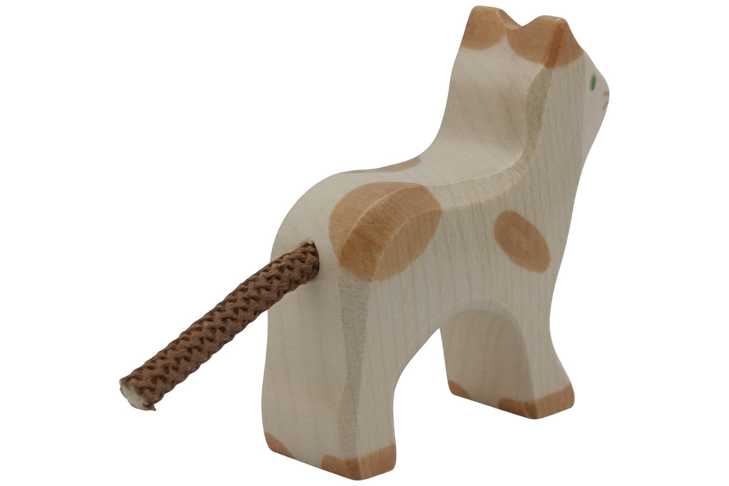 Holztiger Katze klein stehend gefleckt