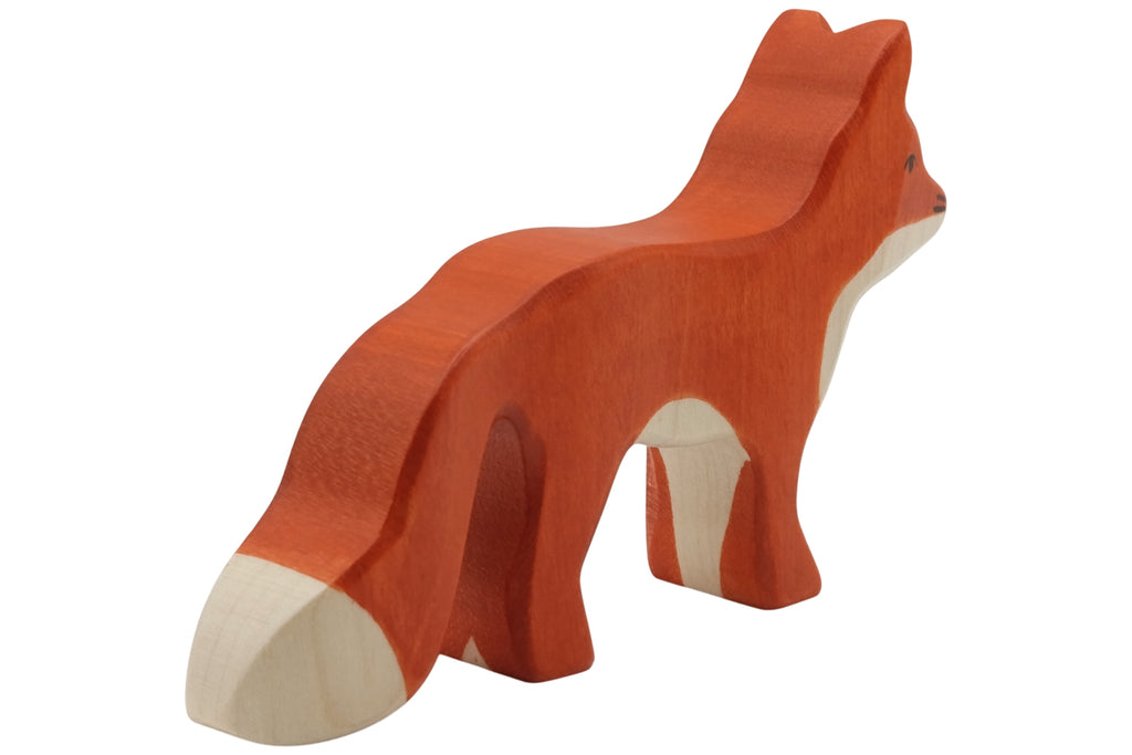 Holztiger Fuchs stehend
