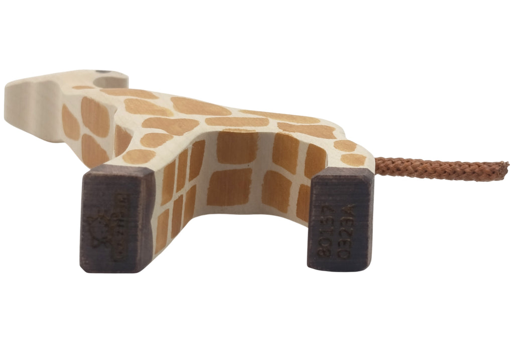 Holztiger Giraffe klein fressend