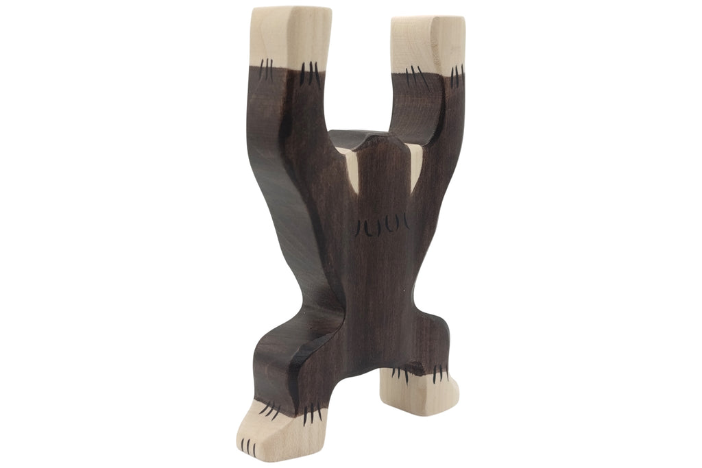 Holztiger Schimpanse stehend