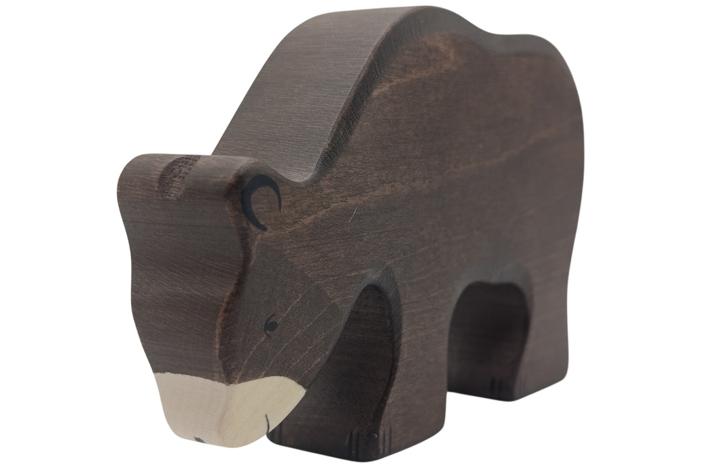 Holztiger Braunbär fressend