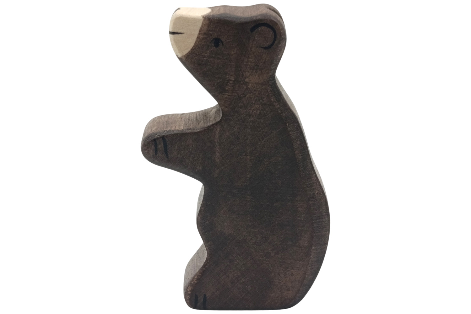 Holztiger Braunbär klein sitzend