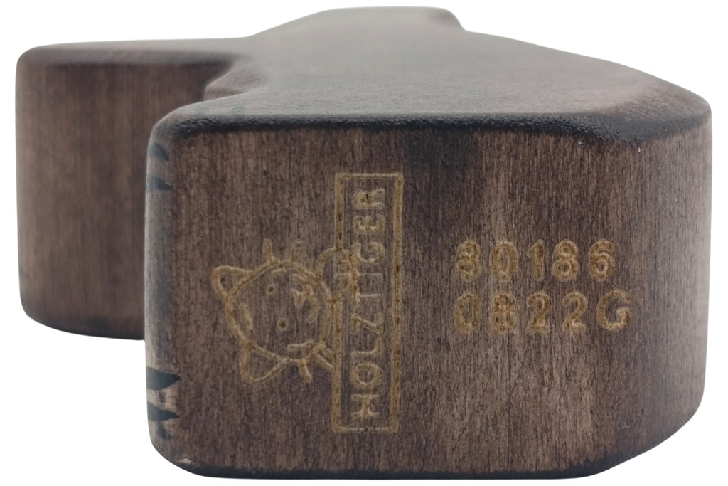 Holztiger Braunbär klein sitzend