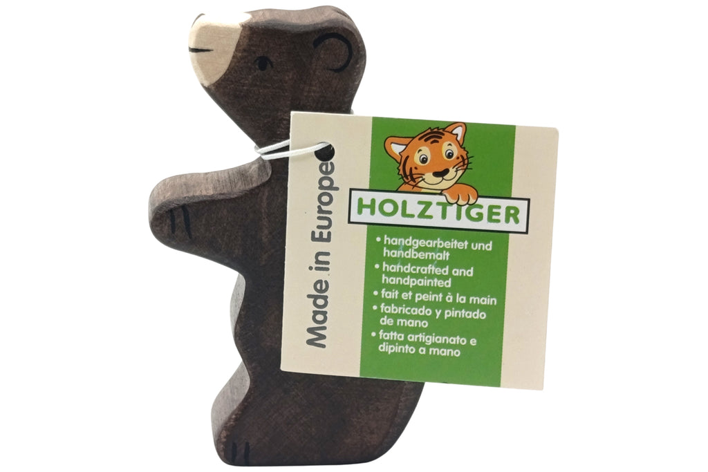 Holztiger Braunbär klein sitzend