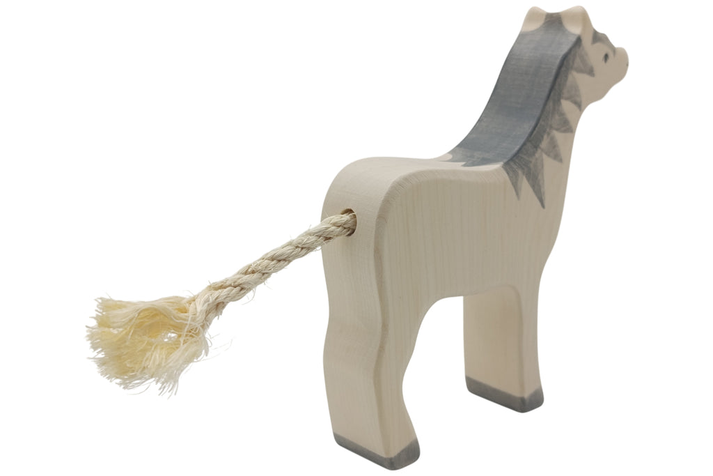 Holztiger Pferd stehend mit graue Mähne