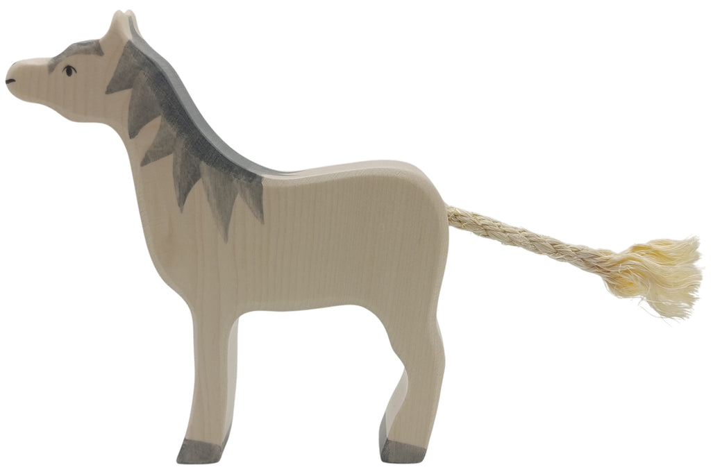 Holztiger Pferd stehend mit graue Mähne