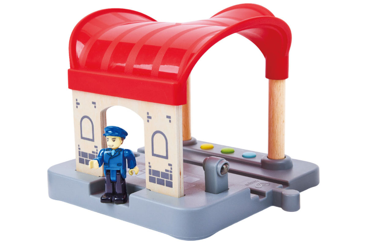 Hape Bahnhof mit Durchsagefunktion