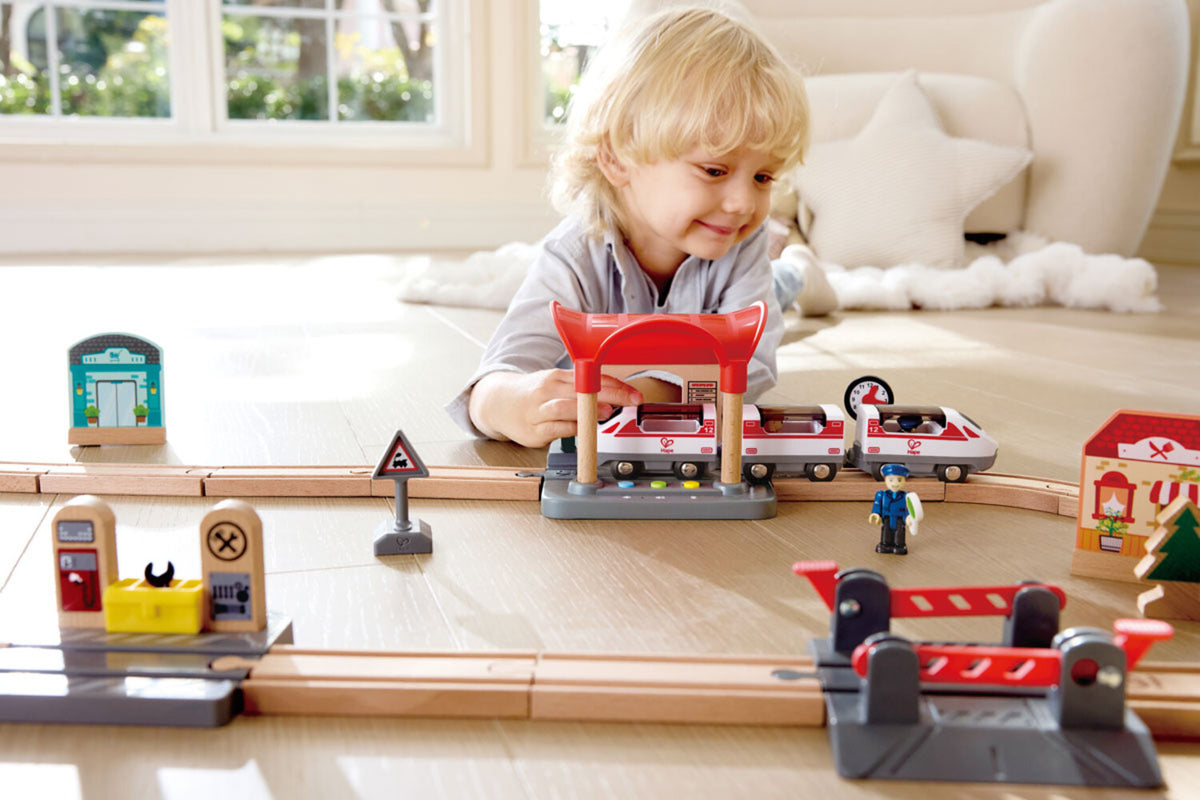 Hape Bahnhof mit Durchsagefunktion